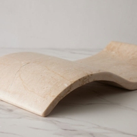 Plateau en marbre beige naturel de la marque Stonekocc, idéal pour la présentation de bijoux, de nourriture, de desserts, pour le thé de l'après-midi, les dîners au restaurant