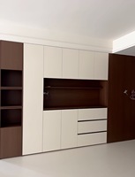 Buffet moderne, armoire de rangement en bois sur mesure avec éclairage LED et porte vitrée pour salle à manger