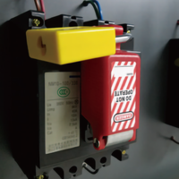 Herramienta de seguridad antimanipulación duradera y reutilizable para bloqueo de interruptores MCCB estándar, ideal para el control de riesgos en interruptores de baja tensión en talleres.