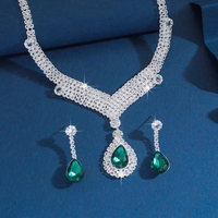 Ensemble de collier et boucles d'oreilles en strass avec chaîne à griffes exquise pour les soirées