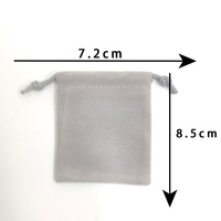 Pochette à cordon floquée grise anti-poussière avec logo personnalisé au toucher doux pour écouteurs, rangement de bijoux et clé USB