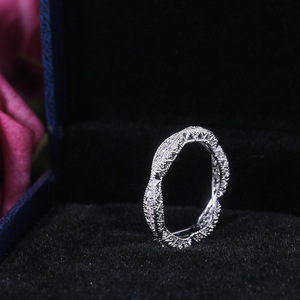 Anello Minimalista Traforato Intagliato per Uomo e Donna, Gioiello da Dito alla Moda - Product Image 5