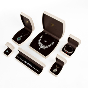 กล่องใส่เครื่องประดับหนัง PU โค้งมน ดีไซน์หรูหรา ยี่ห้อ Zebo  พร้อมบริการสกรีนโลโก้และปรับแต่งสีบรรจุภัณฑ์ สำหรับแหวนแต่งงานและแหวนหมั้น - Product Image 3