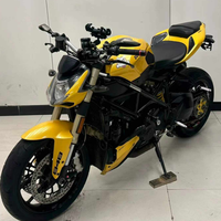 Moto Ducati Streetfighter 848, excellent état. Moteur bicylindre en L de 848 cm³ refroidi par liquide, freins ABS et contrôle de traction DTC