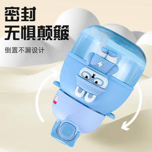 Linda taza de agua de plástico con diseño de dibujos animados de 1100 ml con correa para niños, para usar en la vuelta al cole. - Product Image 4