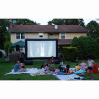 Écran de projection gonflable Ceyu avec cadre pneumatique noir, pieds de support arrière et panneau blanc pour soirées cinéma en plein air