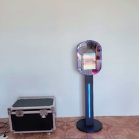 Photomaton à écran tactile vertical avec éclairage circulaire en stock et disponible pour une expédition rapide.