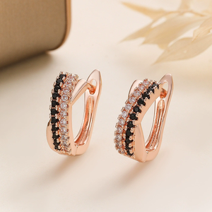 Une paire de boucles d'oreilles élégantes en zircone synthétique noire et blanche, idéales à porter pendant Noël N95262 - Product Image 4