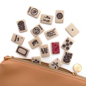 Haus of Tiles – 160 jeux de tuiles de mahjong en acrylique, rose chaud et blanc, de luxe, modernes, portables, pour divertissement festif - Product Image 1