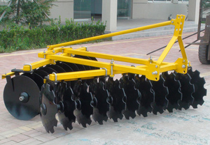 Tracteur avec râteau agricole cranté Râteau léger - Product Image 3