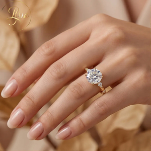 Bague de fiançailles personnalisée en or 18 carats avec diamant de laboratoire de coupe ancienne européenne, certifiée IGI, et pierres latérales en diamant de laboratoire VVS – Bijoux - Product Image 2