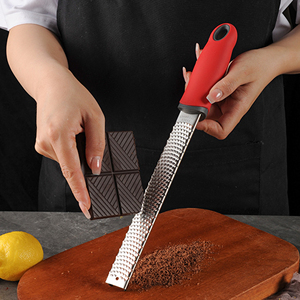 <span class=keywords><strong>Grattugia</strong></span> Manuale con Lama Extra Affilata in Acciaio Inox per Limoni, Parmigiano, Cioccolato, Formaggio e Agrumi con Copertura Protettiva - Product Image 3
