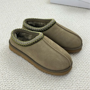 Botas de nieve exclusivas con logotipo personalizado de alta calidad, pantuflas cálidas de moda para mujer, botas de nieve para hombre, zapatos de invierno cálidos hasta el tobillo. - Product Image 2