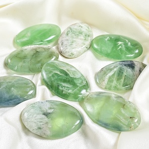 Oferta Especial: Piedra de Fluorita con Forma de Copo de Nieve y Pluma Natural, Cristal Artesanal para Sanación, Diseñada en Forma de Palma - Product Image 6