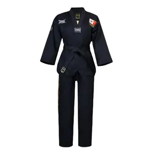 프리미엄 품질 이미지 schneiderte Kampfkunst tragen Taekwondo uniform Anzuge