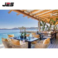 Meubles de restaurant d'extérieur haut de gamme J2S, ensemble de table et de chaises en bois moderne avec parasol pour projet de patio d'hôtel