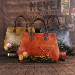 Sac à main Ando vintage en cuir de vachette véritable avec motif lotus en relief, poignée supérieure et bandoulière pour femme - Product Image 4