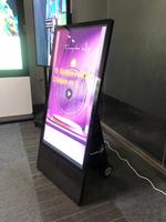 Affichage d'affiche numérique Portable tactile LCD roues de signalisation publicitaire extérieure mobiles charge alimentée par batterie pour l'utilisation d'ascenseur