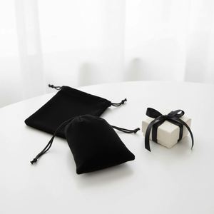 Bolsa de Terciopelo Negra Personalizada al por Mayor con Cordón y Logotipo Impreso, 7x9cm, Contenedor Portátil para Joyas - Product Image 2