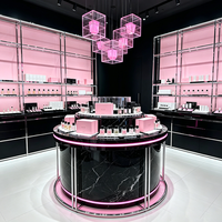 Comptoirs de maquillage, vitrines et aménagement intérieur d'une boutique de cosmétiques moderne.