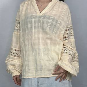 Blusa Casual de Algodón para Mujer OEM con Mangas Largas, Cuello en V, Bordado Personalizado y Encaje - Product Image 4