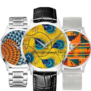 Montres de couple de style professionnel en gros avec bracelet en cuir et cadran en verre pour assortir à une robe chemise à imprimé africain - Product Image 6