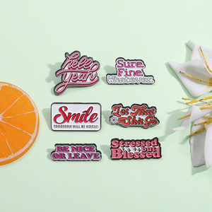 Spilla Smaltata con Citazione Positiva 'Sure Fine Whatever', Distintivo 'Stressed but Blessed', Gioiello Regalo all'Ingrosso - Product Image 2