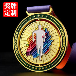 เหรียญกีฬาทองคำแบบกำหนดเอง พร้อมลายสลักเลเซอร์รูปนักวิ่งด้วยพระราชินี ดีไซน์ขั้นบันไดไล่สีสันสดใส บนฐานไม้ ทนทาน เหมาะสำหรับเป็นของขวัญต้อนรับ - Product Image 4