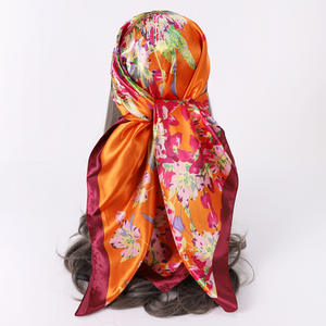 Vente en gros d'écharpes classiques en satin de créateur de qualité américaine Écharpe Hijab Écharpe à fleurs en satin de soie peint - Product Image 2
