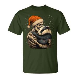 Camiseta navideña gótica con estampado de esqueleto abrazando a un tejón con gorro de Papá Noel - Product Image 1