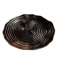 Assiette de présentation en plastique de 13 pouces à bord ondulé irrégulier, texturée et décorative, pour la mise en table de mariage et de fête