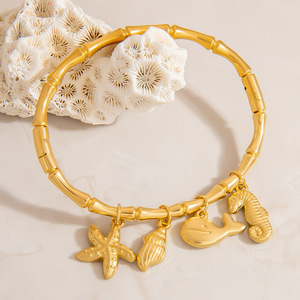 สร้อยข้อมือเสน่ห์ธีมมหาสมุทร ชุบทอง 18K ไทเทเนียมสตีล รูปปลาวาฬ ปลาดาว เปลือกหอย ของขวัญเครื่องประดับสำหรับทุกเพศ - Product Image 2