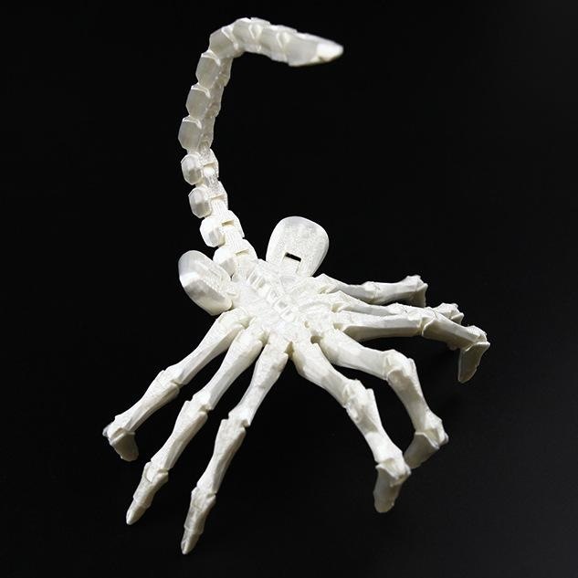 Insecto blanco de 24 cm que abraza la cara