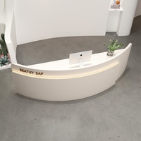 Comptoir d'accueil en forme d'arc pour studio de yoga, magasin de vêtements, salon de beauté - Design minimaliste moderne, finition cuite, matériau MDF