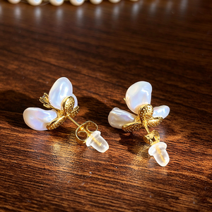 Barocke Blütenblatt-Perlenohrringe Unregelmäßige Süßwasserperle, 14K Goldfilled Blumenohrringe, Eleganter Natürlicher Perlenschmuck - Product Image 4