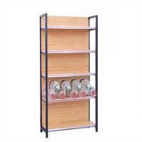 Étagère de présentation multifonctionnelle pour le commerce de détail avec crochets suspendus, paniers en fil métallique et étagères plates pour différents types de produits.