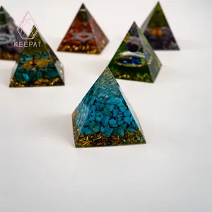All'ingrosso all'ingrosso di cristallo naturale intagliato a mano meditazione libero fatto a mano piramide di resina per la vendita