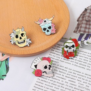 Favores de fiesta de Halloween Calaveras Flor Broche Pins Diseño del diablo Insignias de esmalte de metal Regalos al por mayor - Product Image 2