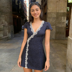 Elegante Vestido Mini de Mujer con Cuello en V Profundo, Inserto de Encaje, Tejido a Cuadros, Cintura Natural, Lavable y Fluido para Uso Diario - Product Image 1