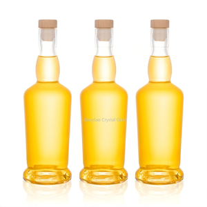 Bouteille en verre ronde à épaule plate de 500 ml et 750 ml avec bouchon en bois et logo personnalisé pour spiritueux, liqueurs, whisky, <span class=keywords><strong>vodka</strong></span>, tequila – Vente en gros - Product Image 1