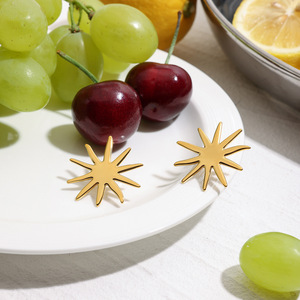 Boucles d'oreilles étoiles plaquées or pour femmes, résistantes à la décoloration |   Bijoux en acier inoxydable à la mode en gros - Product Image 2