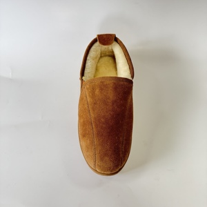 Chaussons en daim pour hommes avec doublure et semelle intérieure en fausse fourrure, couture latérale, semelle extérieure en TPR, chaussures chaudes d'intérieur et d'extérieur, vente en gros OEM ODM - Product Image 2