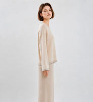 Ensemble deux pièces en maille de luxe scintillant pour femme, pull col rond beige et jupe longue, tenue élégante et discrète de luxe discret