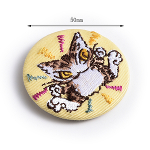 Badge rond en fer blanc brodé avec logo personnalisé et motif chat mignon - Product Image 4