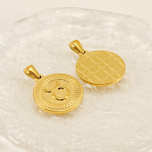 Colgante de Moneda con Signo del Zodíaco |   Amuleto Redondo del Zodiaco de Acero Inoxidable Chapado en Oro PVD de 18K para la Fabricación de Joyas |   Impermeable e Hipoalergénico - Product Image 4