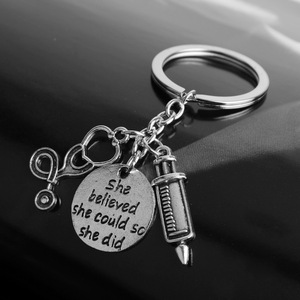 Porte-clés Infirmière Médecin « Elle Croyait <span class=keywords><strong>Qu</strong></span>'elle Peut, <span class=keywords><strong>Donc</strong></span> Elle L'a <span class=keywords><strong>Fait</strong></span> » – Bijou Inspirant avec Injecteur et Stéthoscope – Cadeau Idéal - Product Image 5