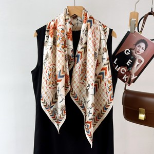 Foulard carré 100% Soie de Mûrier Automne 90x90cm en Crêpe de Soie Satinée à Motifs Floraux Délicats, Élégance Française, Design Imprimé Personnalisé, Fabrication Usine - Product Image 3