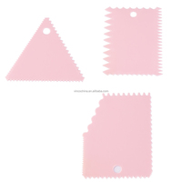 Set de 3 grattoirs à gâteaux en plastique en dents de scie pour la décoration de gâteaux.