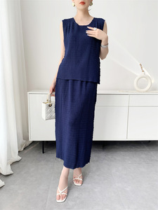 Ensemble haut sans manches plissé Miyake et jupe midi, style décontracté quotidien, vêtements occidentaux pour femmes, vente en gros en ligne - Product Image 1