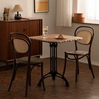 Table vintage en bois massif de style américain du milieu du siècle, avec structure métallique, idéale pour les maisons d'hôtes, les cafés, les boulangeries et les pâtisseries.